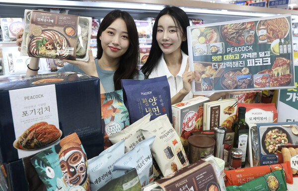  18일 이마트 용산점에서 모델들이 이마트 대표 PB '피코크' 상품을 소개하고 있다. (사진제공. 이마트)