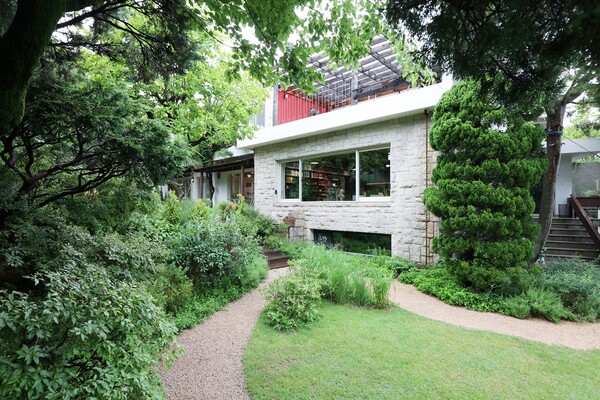 아모레퍼시픽이 화장품 연구 여정을 담은 '뷰티 과학자의 집'을 전시한다. 뷰티 과학자의 정원 (사진제공. 아모레퍼시픽)