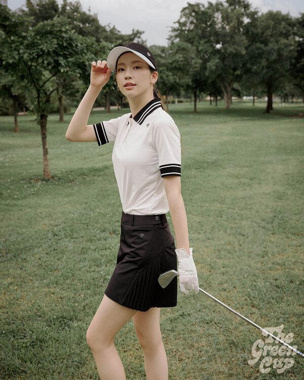 데상트골프 ‘큐롯 컬렉션’ 사이프 플리츠 포인트 스커트를 착용한 모델 김진경 