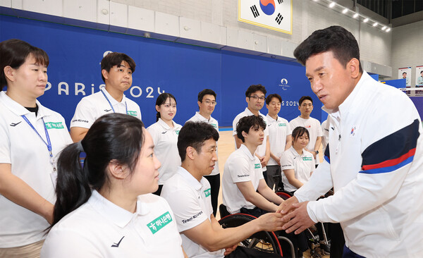함영주 하나금융그룹 회장이 지난 23일 경기도 대한장애인체육회 이천선수촌에서 파리 패럴림픽에 참가하는 국가대표 선수들과 악수를 나누며 격려했다. [출처: 하나금융그룹]