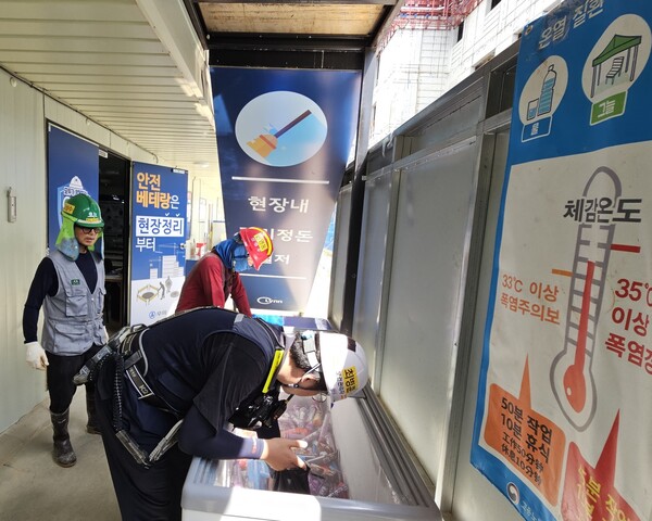 우미건설이 건설 현장 직원들에게 시원한 아이스크림과 커피를 제공하고 있다. (사진제공. 우미건설)