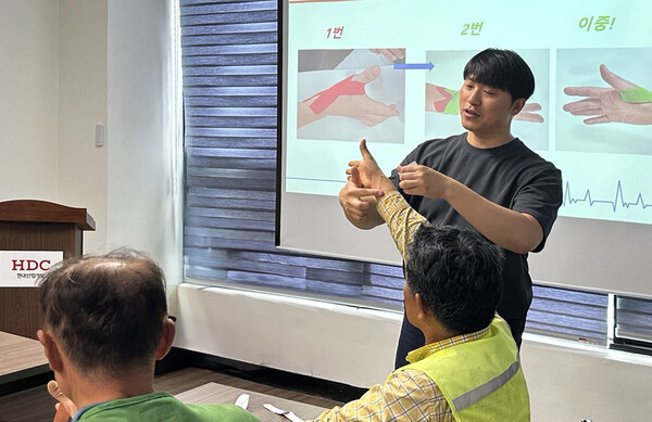 HDC현대산업개발은 근골격계질환 예방을 위해 올해 상반기부터 전문강사를 통한 테이핑 교육을 진행하고 있다. (사진제공. HDC현대산업개발)