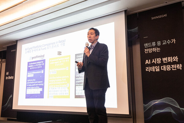앤드류 응 교수가 신세계그룹 경영진들에게 유통분야의 AI의 활용에 대해 기조강연을 하는 모습 (사진제공. 신세계그룹)
