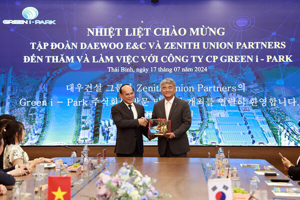 정원주 대우건설 회장이 지난 7월 베트남 그린아이파크사를 방문해 응우옌 밍 흥 회장을 만났다. (사진제공. 대우건설)