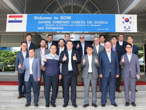 KATECH 주관하는 산업통상협력개발지원사업(공적개발원조)을 위해 방한한 파라과이의 하비에르 히메네스 산업부 장관(사진 왼쪽에서 세번째)과 후스또 사까리아스 이타이푸발전소 사장(사진 오른쪽에서 두번째) 등 일행이 지난 20일 KGM 본사(경기 평택)를 방문하여 국내 친환경 자동차산업의 발전 경험과 파라과이 자동차산업 정책역량 강화 방안에 대해 공유하고, 양국간의 신뢰 증대 및 협력 강화 방안에 대해 논의하는 자리를 갖고 기념촬영 하고 있다.