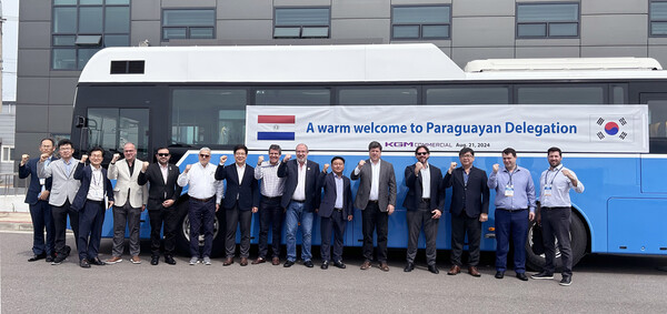 KATECH 주관하는 산업통상협력개발지원사업(공적개발원조)을 위해 방한한 파라과이의 하비에르 히메네스 산업부 장관(오른쪽에서 다섯 번째)과 후스또 사까리아스 이타이푸발전소 사장(오른쪽에서 일곱 번째) 등 일행이 지난 21일 KGMC 군산공장을 방문하여 친환경 전기버스 앞에서 기념촬영 하고 있다.