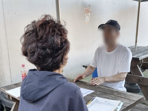 가족기능회복을 위해 부송종합사회복지관이 복권기금으로 운영 중인 ‘행복부자 홈케어플래너 지원사업’에 참가한 사례자의 모습 [사진=부송종합사회복지관]