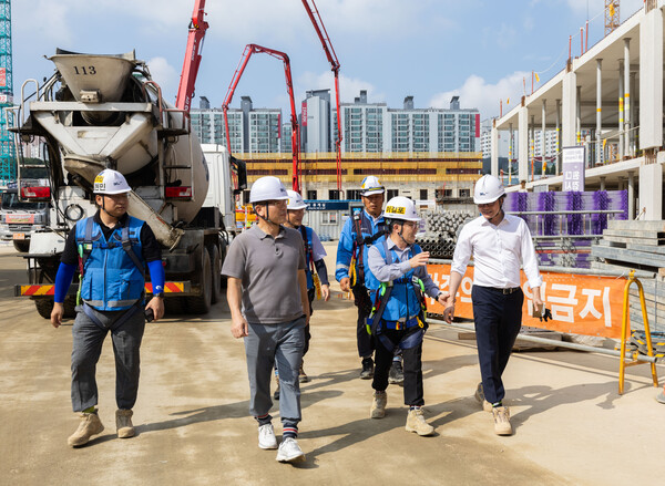  이길포 CSO(우측 두번째)와 자문위원들이 인천 검단 아파트 현장 방문 점검을 하고 있다. (사진제공. DL이앤씨)