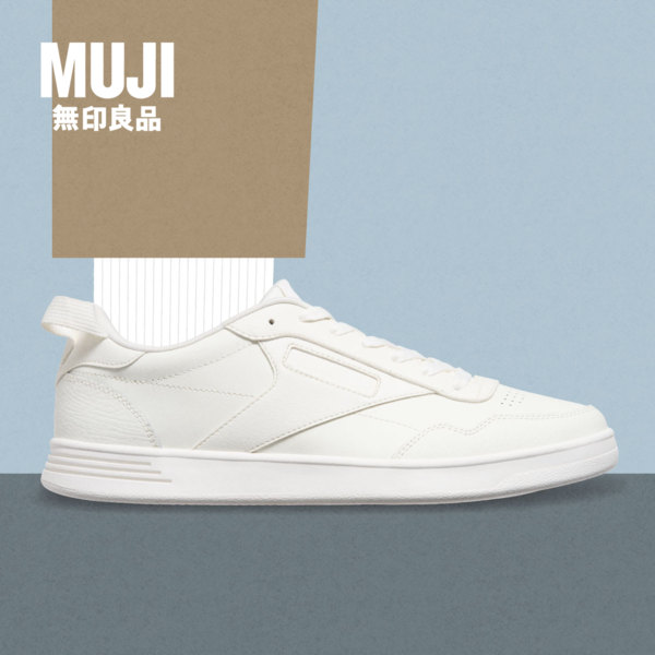 무인양품이 리복과 공동 개발한 ‘코트 스니커’를 출시했다.