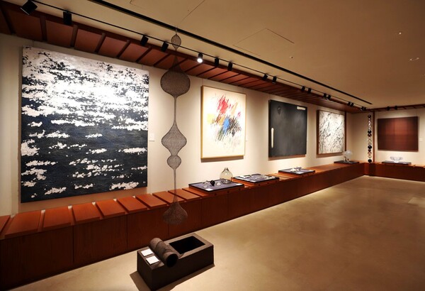 '하우스 오브 신세계' 메자닌 층에 전시된 예술 작품 (사진제공. 신세계백화점)