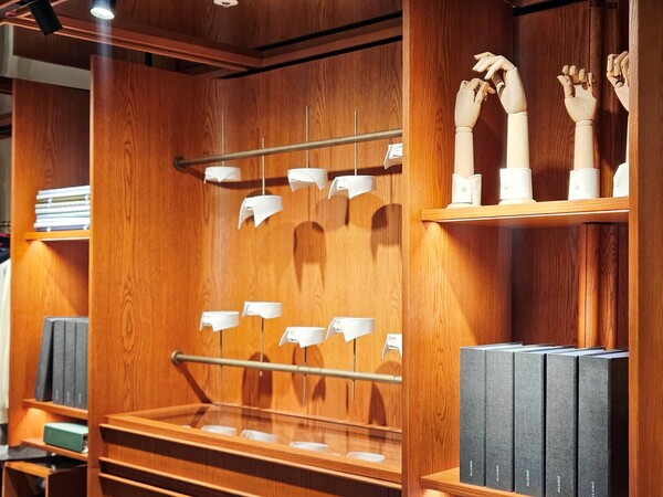 분더샵 메자닌 남성 패션 매장에 있는 '테일러 스테이션'. 이곳에서 맞춤 셔츠와 수트 MTO(Make to Order·주문 제작)를 할 수 있다. (사진제공. 신세계백화점)