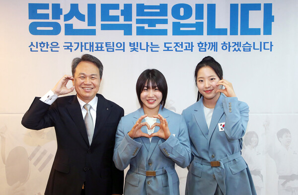 왼쪽부터 진옥동 신한금융 회장, 허미미 선수, 신유빈 선수다. [출처: 신한금융그룹]