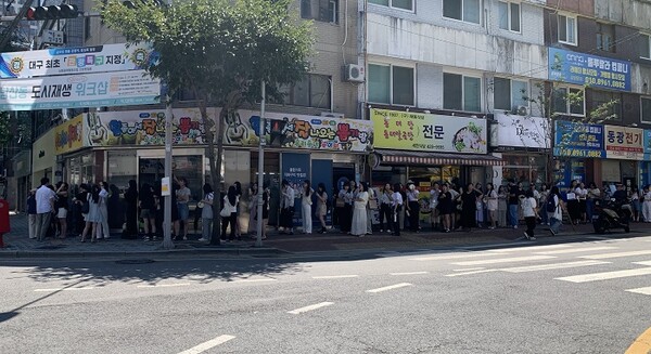 미닛뮤트 팝업 스토어가 있는 대로변 모퉁이를 돌아 길게 대기 줄이 이어졌다. [사진 제공: 미닛뮤트]