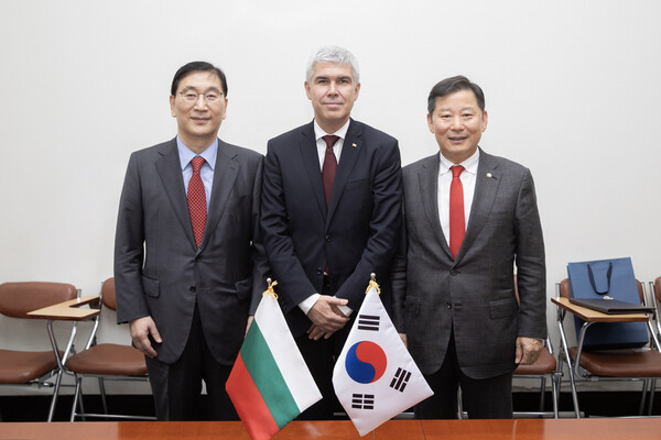 (사진 왼쪽부터)윤영준 현대건설 사장, 블라디미르 말리노프 불가리아 에너지부 장관, 이철규 산자위원장이 국회 산업통상자원중소벤처기업위원회에서 기념사진을 촬영하고 있다. (사진제공. 현대건설)