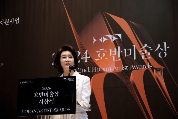 우현희 이사장이 ‘2024 호반미술상’에서 환영사를 하고 있다. (사진제공. 호반그룹)