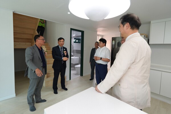 전라남도 보성군에서 진행한 ‘기프트하우스 캠페인 시즌10’ 집들이 행사에서 현대엔지니어링 엄홍석 커뮤니케이션 실장(왼쪽에서 첫 번째)과 보성군 서형빈 부군수(왼쪽에서 두 번째)가 기프트하우스 내부를 둘러보고 있다. (사진제공. 현대엔지니어링)