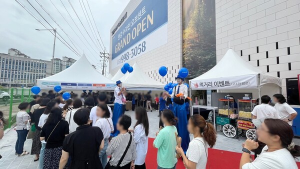 한강 수자인 오브센트 견본주택이 6일 문을 열자 인파가 몰리며 긴 대기줄을 형성했다. (사진제공. 한양)