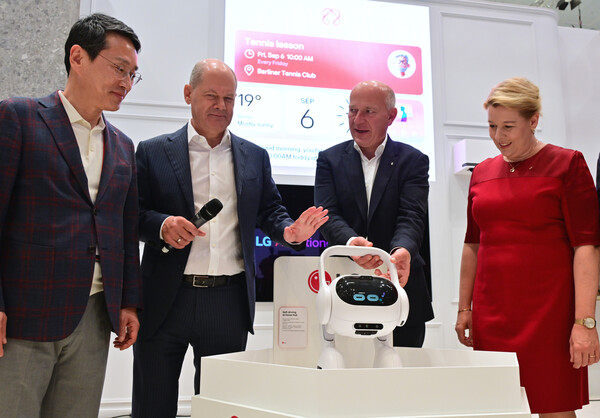 6일 독일 베를린에서 열리고 있는 유럽 최대 가전전시회 'IFA 2024' 현장을 방문한 올라프 숄츠 독일 총리가 LG전자 부스를 찾았다. LG전자 조주완 CEO가 숄츠 총리에게 '공감지능으로 새롭게 그려내는 AI홈'을 주제로 한 LG전자 전시장을 소개하고 있다. 왼쪽부터 LG전자 조주완 CEO, 올라프 숄츠 독일 총리, 카이 베그너 베를린 시장, 프란치스카 기페이 베를린 상원의원