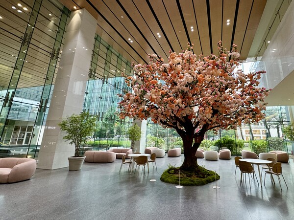 GS 건설 본사 그랑서울 로비에 ‘자이목’으로 새단장한 모습 (사진제공. GS건설)