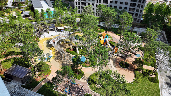 2024 굿디자인 어워드에서 우수 디자인으로 선정된 호반써밋 더트리아츠의 어린이 놀이터 ‘놀이가 있는 숲’ (사진제공=호반건설)