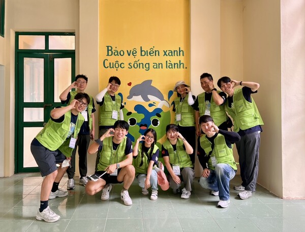 현대엔지니어링 임직원 글로벌 봉사단이 베트남 타인호아성의‘기후변화 대응 교육센터’에서 기념사진을 촬영하고 있다. (사진제공=현대엔지니어링)