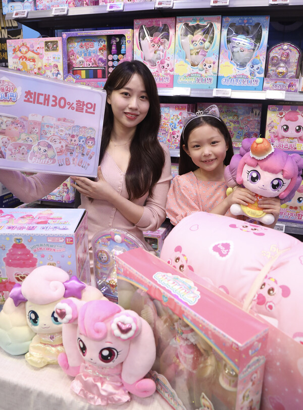 이마트 용산점에서 모델들이 '캐치! 티니핑' 상품들을 소개하고 있다. 이마트는 9월 22일까지 “캐치! 티니핑” 완구 47종을 최대 30% 저렴하게 판매한다. (사진제공=이마트)