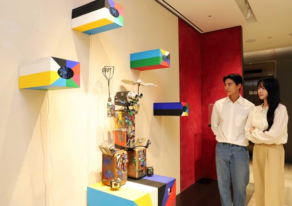 신세계백화점 강남점이 10월 31일까지 비디오 아트의 거장 백남준 작가의 작품을 전시한다. (사진제공=신세계백화점)