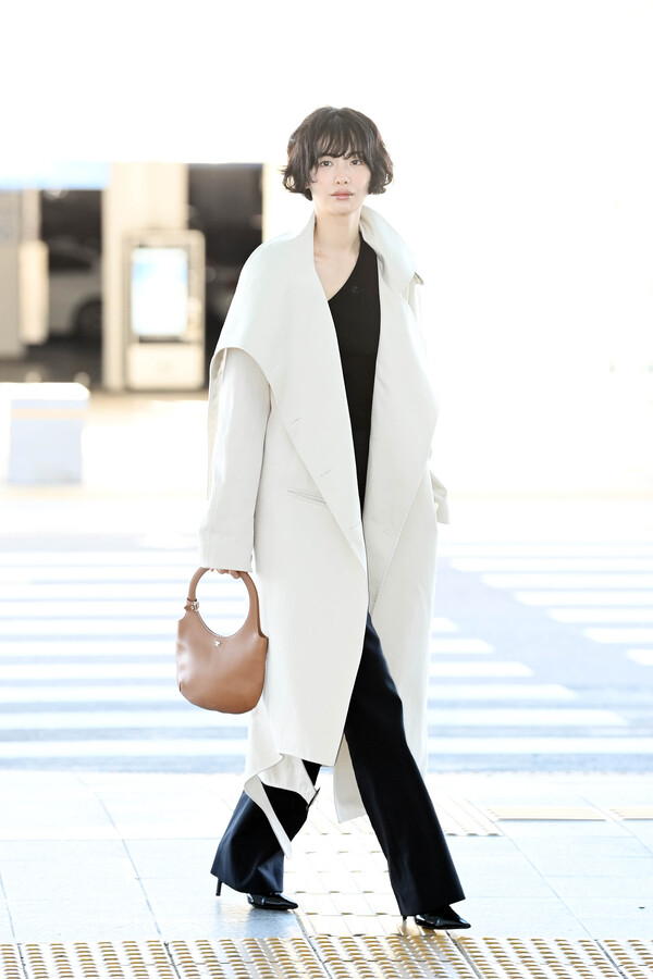 시크한 드뮤어 공항패션을 선보인 나나 (사진제공=꾸레쥬)