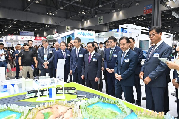 경기도 고양시 킨텍스에서 열린 H2 MEET 2024 개막 행사에서 정태호 국회의원을 비롯해 주요 내빈및 참가기업 관계자들이 전시장을 둘러보고 있다. (사진제공=H2 MEET 조직위원회)