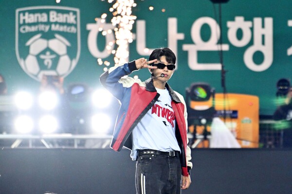 '팀 히어로'의 주장 임영웅이 지난 12일 대전월드컵경기장에서 열린 하나은행 자선축구대회 하프타임 중 관중 3만5천여 명 앞에서 라이브 공연까지 소화했다.