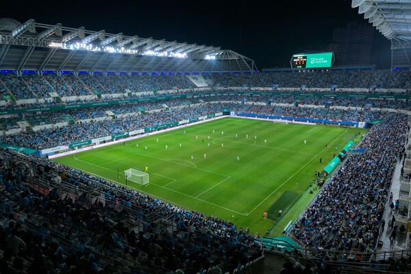 지난 12일 하나은행 자선축구대회 관중 3만5천여 명으로 가득 찬 대전월드컵경기장