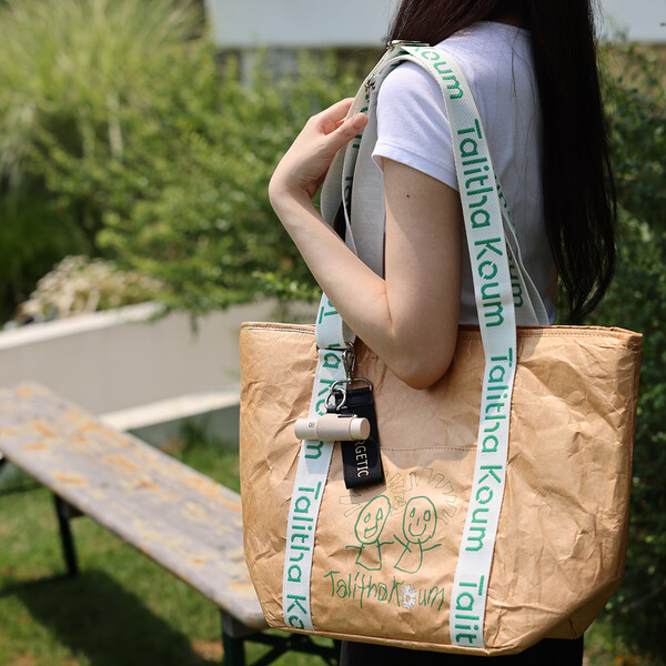 탈리다쿰이 한예슬 작가와 협업한 타이백 빅백 (사진제공=탈리다쿰)