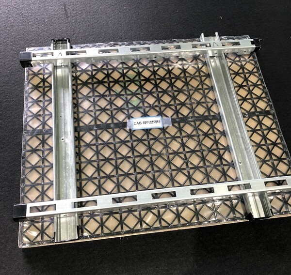 현대엔지니어링과 제이제이엔에스가 공동개발 한 ‘천장형 차음 구조’ 샘플 (사진제공=현대엔지니어링)