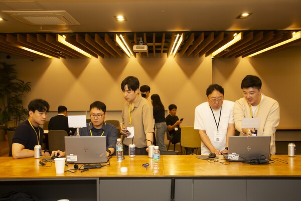 기술 컨퍼런스 ‘AI READY’ 체험존에서 현대엔지니어링 임직원들이 플랜트 특화 LLM 서비스를 체험해보고 있다.(사진제공=현댄엔지니어링)