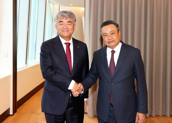 21일 정원주 대우건설 회장(왼쪽)이 서울 소공동 롯데호텔에서 베트남 쩐 시 타잉 하노이 시장을 예방하고 현지 사업 확대를 비롯한 다양한 협력방안을 논의했다. (사진제공=대우건설)