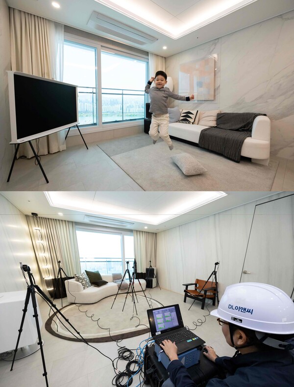 DL이앤씨 직원이 서울의 한 아파트에서 층간소음을 측정하고 있다. (사진제공=DL이앤씨)