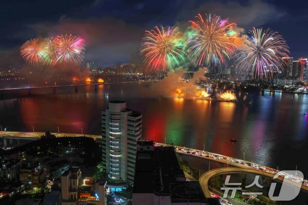 5일 밤 서울 여의도 한강공원 일대에서 열린 '2024 서울세계불꽃축제'에서 화려한 불꽃이 밤하늘을 수놓고 있다. 2024.10.5/뉴스1 ⓒ News1 민경석 기자