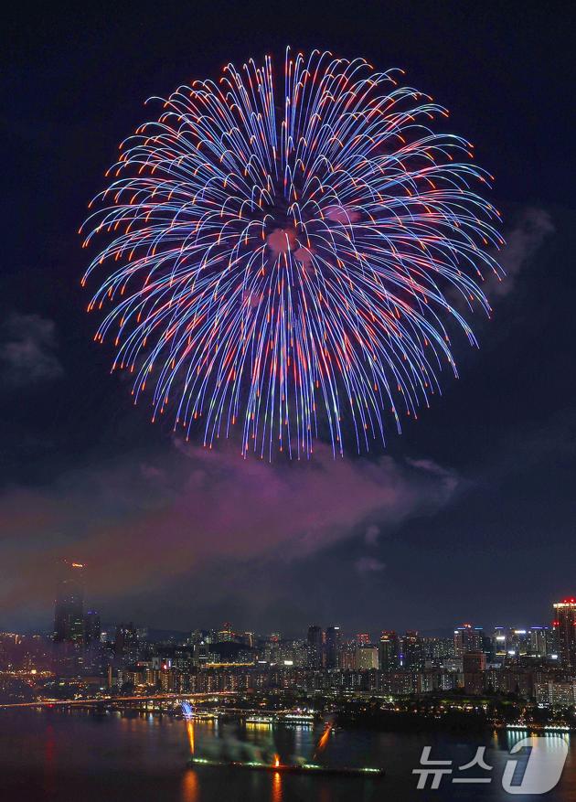 5일 밤 서울 여의도 한강공원 일대에서 열린 '2024 서울세계불꽃축제'에서 화려한 불꽃이 밤하늘을 수놓고 있다. 2024.10.5/뉴스1 ⓒ News1 민경석 기자