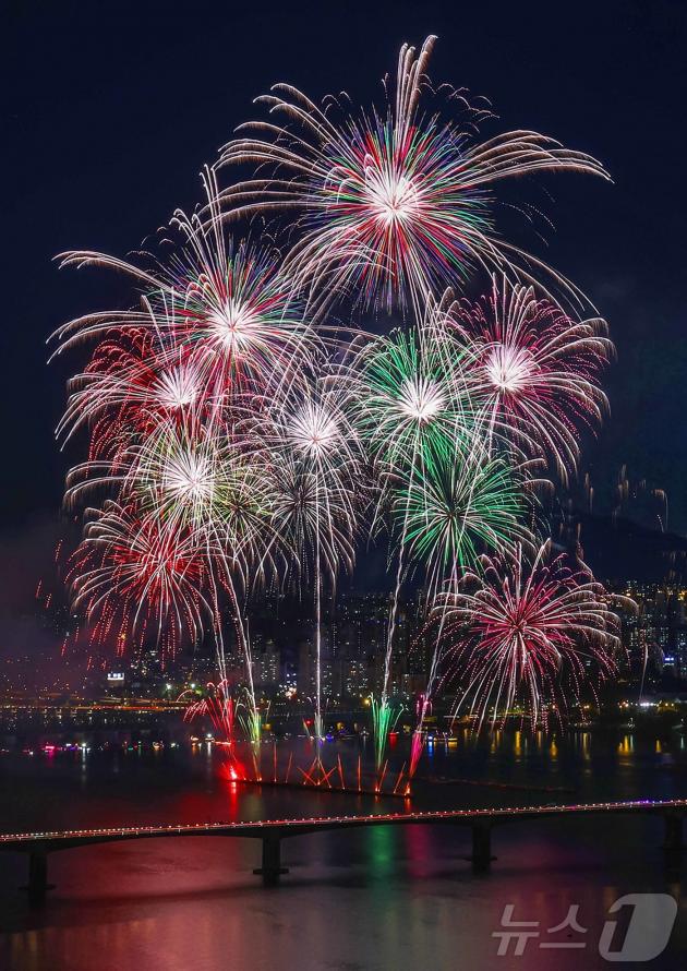 5일 밤 서울 여의도 한강공원 일대에서 열린 '2024 서울세계불꽃축제'에서 화려한 불꽃이 밤하늘을 수놓고 있다. 2024.10.5/뉴스1 ⓒ News1 민경석 기자