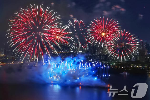 5일 밤 서울 여의도 한강공원 일대에서 열린 '2024 서울세계불꽃축제'에서 화려한 불꽃이 밤하늘을 수놓고 있다. 2024.10.5/뉴스1 ⓒ News1 민경석 기자
