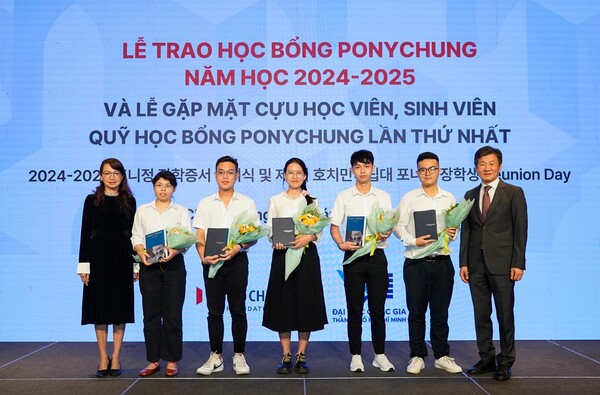 포니정재단은 지난 4일(현지시간) 베트남 호치민 롯데호텔에서 장학증서 수여식 겸 제1회 베트남 호치민국립대 포니정 장학생 리유니언 데이를 진행했다. (사진제공=포니정재단)