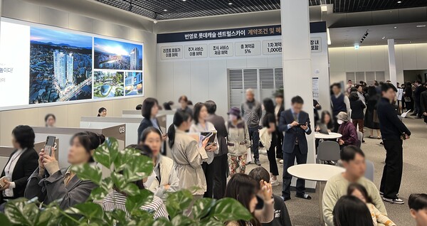 8일 문을 연 울산 번영로 롯데캐슬 센트럴스카이 견본주택에 많은 인파가 몰려 북적였다. (사진제공=롯데건설)