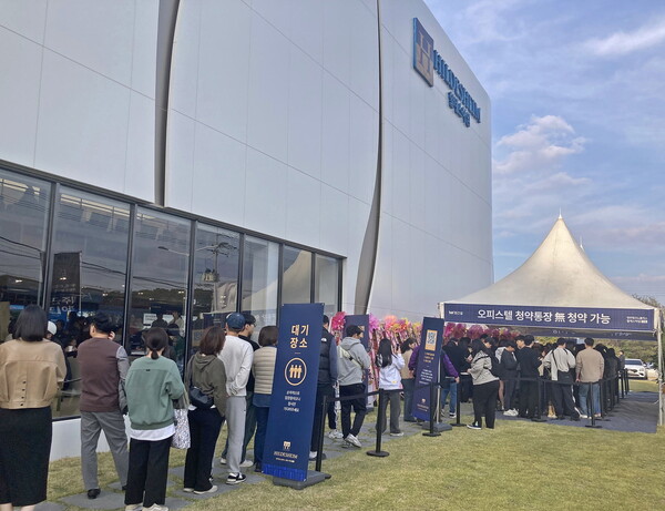 ‘청주테크노폴리스 힐데스하임 더원’ 견본주택에 많은 인파가 몰렸다.