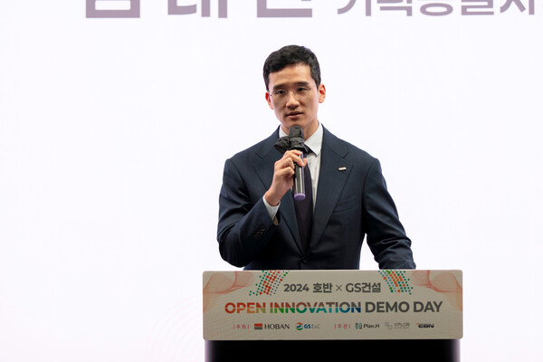 김대헌 호반그룹 기획총괄사장이 ‘2024 호반XGS건설 오픈이노베이션 데모데이’에서 인사말을 하고 있다. (사진제공=호반그룹)