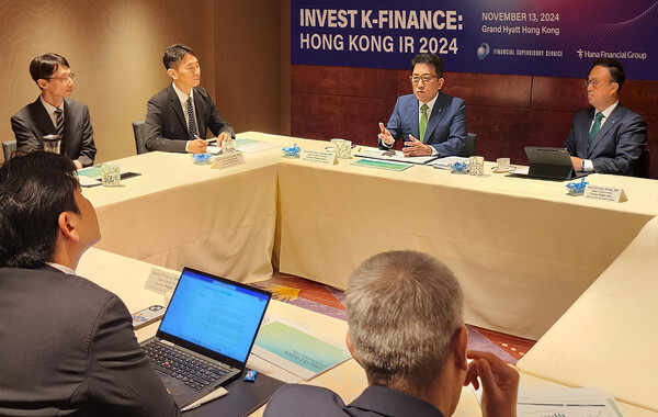 하나금융그룹은 지난 13일 금융권 공동 홍콩 IR에 앞서 글로벌 대형 자산운용사와 개별 미팅을 진행했다. 함영주 하나금융 회장(뒷줄 오른쪽 두 번째)은 그룹의 밸류업 계획 이행을 발표하는 시간을 가졌다. 이복현 금융감독원장(뒷줄 왼쪽 두 번째)도 함께 참석해 K-금융 밸류업을 위한 금융당국의 규제 선진화 노력을 설명했다. [출처: 하나금융그룹]