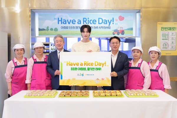 왼쪽 세 번째부터 강호동 농협중앙회장, 모델 변우석, 이석용 농협은행장. [출처: NH농협은행]