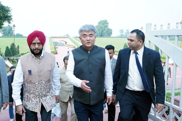 대우건설 정원주 회장이 인도 뉴델리에서 마하트마 간디 국제상을 수상하고 간디 추모관을 방문했다. (사진제공=대우건설)