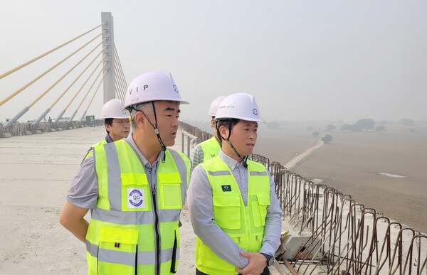 대우건설 정원주 회장이 인도 비하르교량 건설현장을 방문해 임직원들을 격려했다. (사진제공=대우건설)