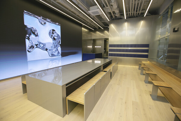 토스뱅크 라운지의 전체적인 톤은 우드 앤드 스틸(wood & steel)이다. 넓고 높은 공간감과 개방감을 강조해 고객과의 투명한 소통을 이어가겠다는 의지를 담았다. [출처: 토스뱅크]