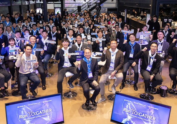 이날 행사에 참석한 진옥동 신한금융 회장(가운데)이 신한 퓨처스랩 동문기업, 신한금융 관계자들과 기념촬영을 하고 있다. [출처: 신한금융그룹]